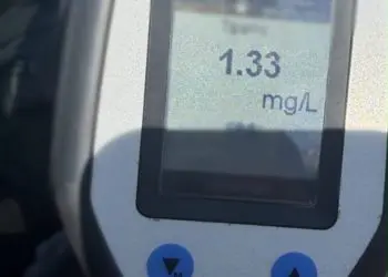Etilotest indicând 1,33 mg/L, cu sigla Poliției Române