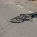 Bicicletă căzută lângă o mașină albă