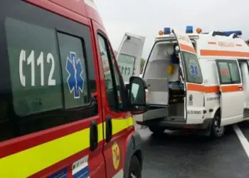 Ambulanțe și vehicul SMURD la intervenție pe carosabil