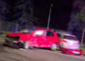Accident nocturn între două mașini pe marginea drumului
