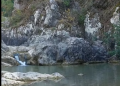 Cascadă mică într-un bazin stâncos de munte