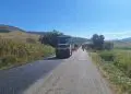 Compactor asfaltează un drum rural între dealuri