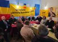 Întâlnire AUR cu participanți la masă și steaguri românești