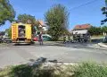 Pompieri sting un incendiu auto pe o stradă rezidențială