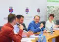 Oficiali discutând la o ședință în Primăria Turda