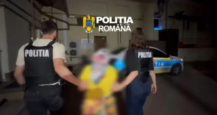 Polițiști români escortează o persoană cu fața blurată