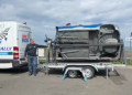Mașină de raliu răsturnată pe remorcă, lângă dubă