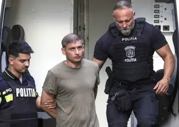 Bărbat escortat de polițiști români dintr-o dubă