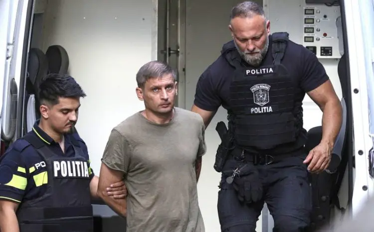 Bărbat escortat de polițiști români dintr-o dubă