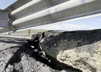 Eroziune severă sub parapet metalic de autostradă
