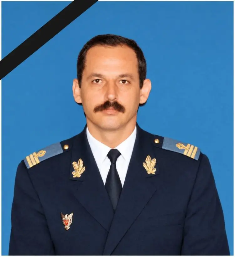 Portret oficial al unui bărbat în uniformă militară