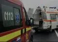 Ambulanțe și autospecială SMURD parcate pe șosea