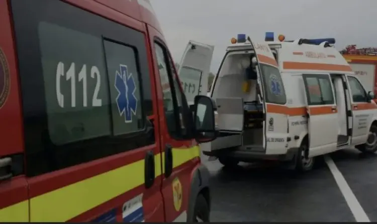 Ambulanțe și autospecială SMURD parcate pe șosea