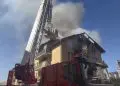 Pompieri intervin la un incendiu într-un bloc