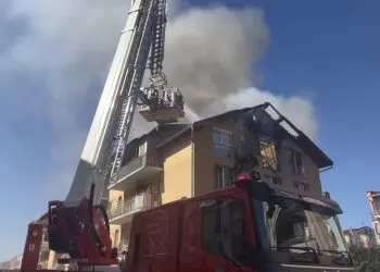 Pompieri intervin la un incendiu într-un bloc