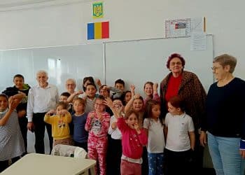 „Punți între vârste” la Turda: Brățara prieteniei a unit copiii și seniorii de Ziua Solidarității între Generații