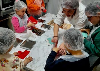 Magie în pași de ciocolatier: Copiii din Bogata au descoperit secretele „celui mai iubit dulce” la Atelierul de Autonomie