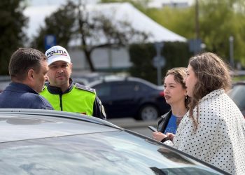 „Radar cultural” pe străzile Clujului: Șoferi și pietoni opriți în trafic pentru o doză de lectură și responsabilitate