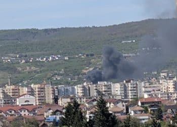 INCENDIU DE PROPORȚII PE BULEVARDUL MUNCII: Pompierii clujeni au salvat la limită o a doua hală de flăcări