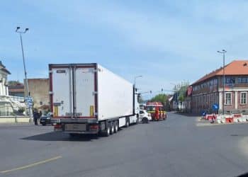 Un șofer de autotren din Turda, implicat într-un accident rutier în Târgu Mureș: O persoană a ajuns la spital