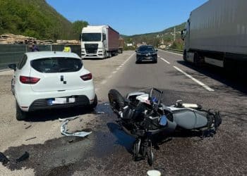 Accident grav pe Valea Oltului: Motociclist clujean și două pasagere, transportați de urgență la spital