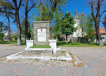 Eroii din Turda Nouă, uitați în paragină: Imagine dezolantă în inima parcului