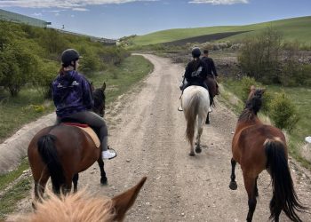 Drumeții de poveste la poalele Cheilor Turzii: Se deschide sezonul de călărie la Săndulești (VIDEO)