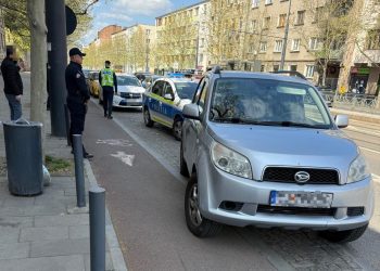 Tupeu fără margini: Sancționat de jandarmi în timp ce bea lângă mașină, s-a urcat băut la volan sub ochii lor