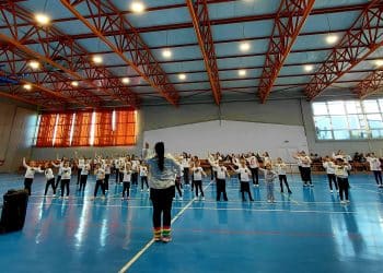 Magia mișcării triumfă în fața condițiilor meteo nefavorabile: Flashmob spectaculos de Ziua Dansului, la Mihai Viteazu