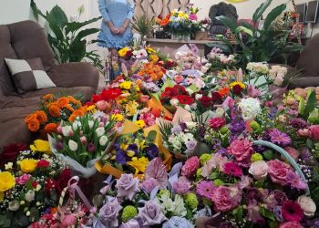O explozie de culoare la Colegiul „Emil Negruțiu”: Biroul directoarei Timea Gavrilescu, transformat într-o veritabilă „Expo Flora” de ziua sa