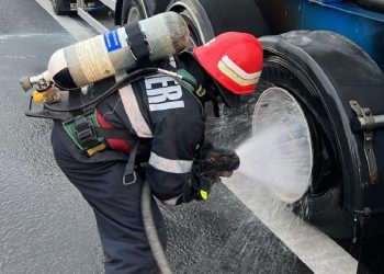 INCENDIU pe DN1: Trailer cuprins de flăcări. Solidaritatea șoferilor a prevenit o tragedie