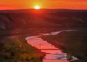 Spectacol de foc deasupra Turzii: Răsăritul hipnotizant care a „aprins” apele Arieșului