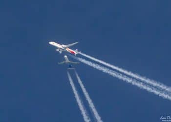 Iluzie optică spectaculoasă pe cerul Transilvaniei: Două avioane, surprinse la un pas de „impact” de un fotograf din Câmpia Turzii