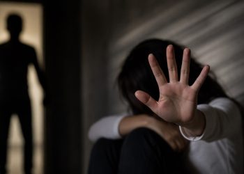 DRAMA DE LA PĂDURENI, EPISODUL 2: Victima și-a retras cererea de protecție după ce a fost „linșată” pe Facebook. Agresorul rămâne în arest, dar teroarea continuă în mediul online