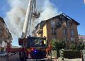 Pompierii intervin la incendiul unui bloc de apartamente