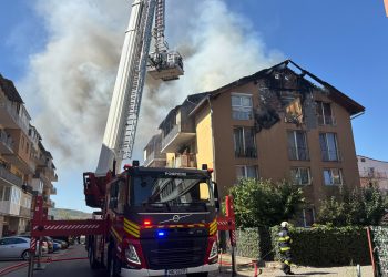 Pompierii intervin la incendiul unui bloc de apartamente