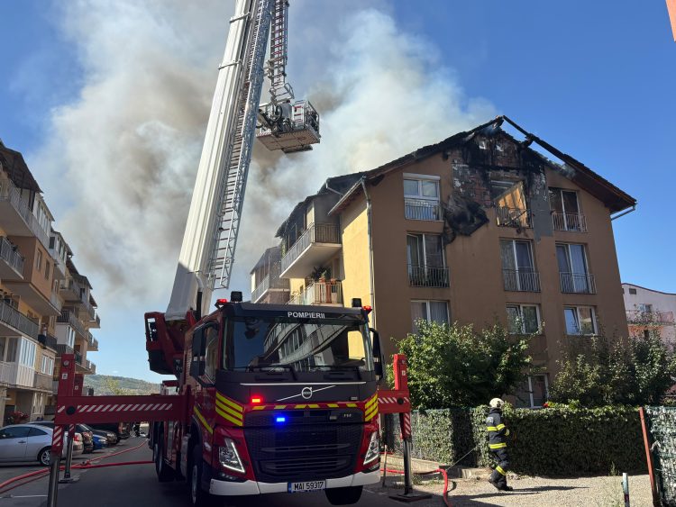 Pompierii intervin la incendiul unui bloc de apartamente