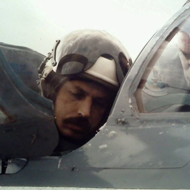Pilot cu cască în cabina unui avion militar